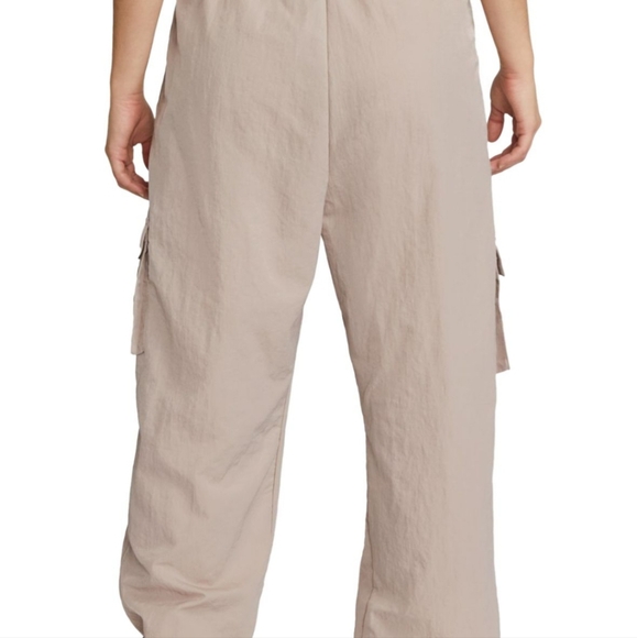 NWT Women's Nike woven cargo pants - Picture 4 of 6